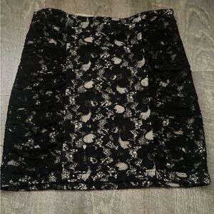 Black size L lace miniskirt